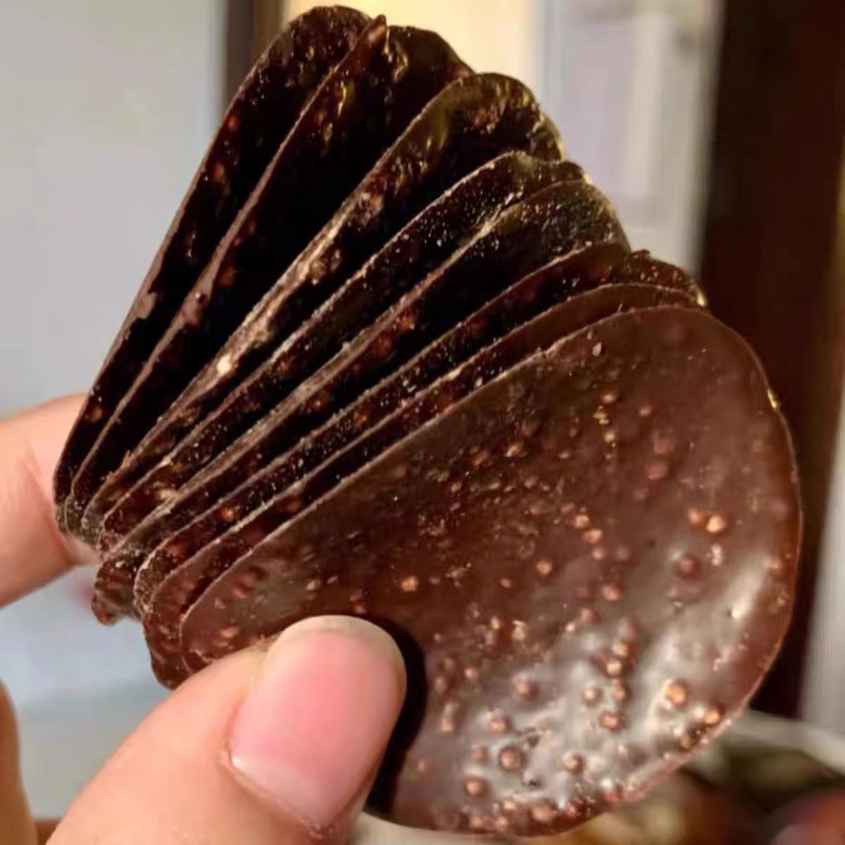 【超级工厂定制】巧克力薯片牛奶黑巧克力榛子脆片网红零食批发