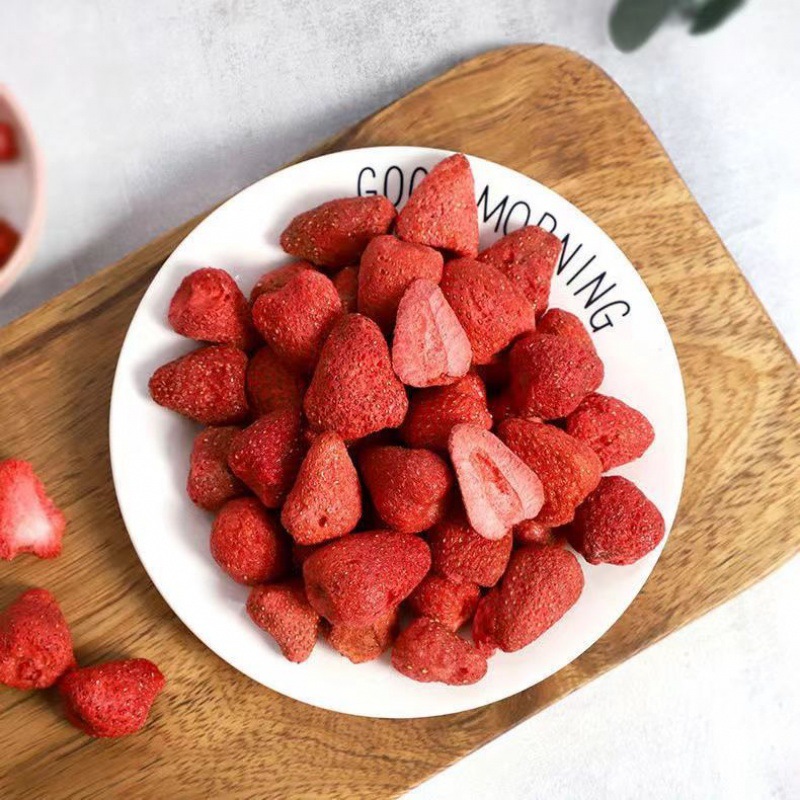 草莓干冻干草莓脆雪花酥牛轧糖整粒草莓冻干果蔬脆休闲零食包邮